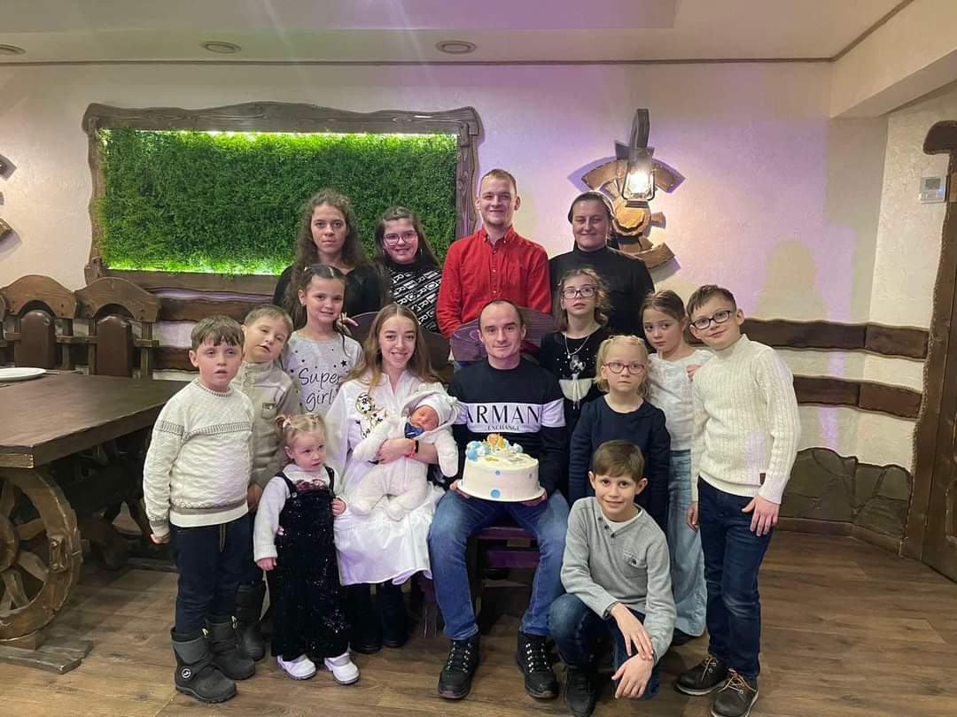 Photo d une famille, dont une jeune fille opérée avec son nouveau né